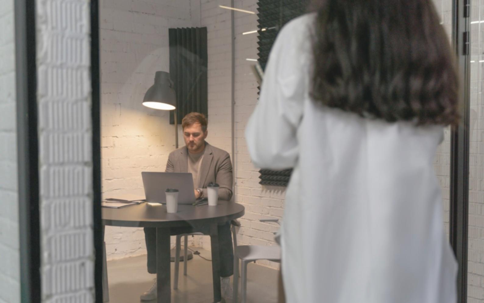Workshop materials and financial planning documents spread across a table during a bermionavexa learning session